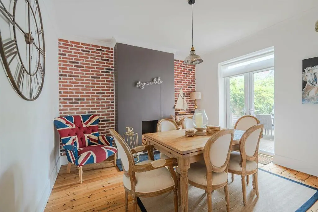 Holiday home 'Above & Beyond' Victorian Semi Parking Beach Garden Bournemouth