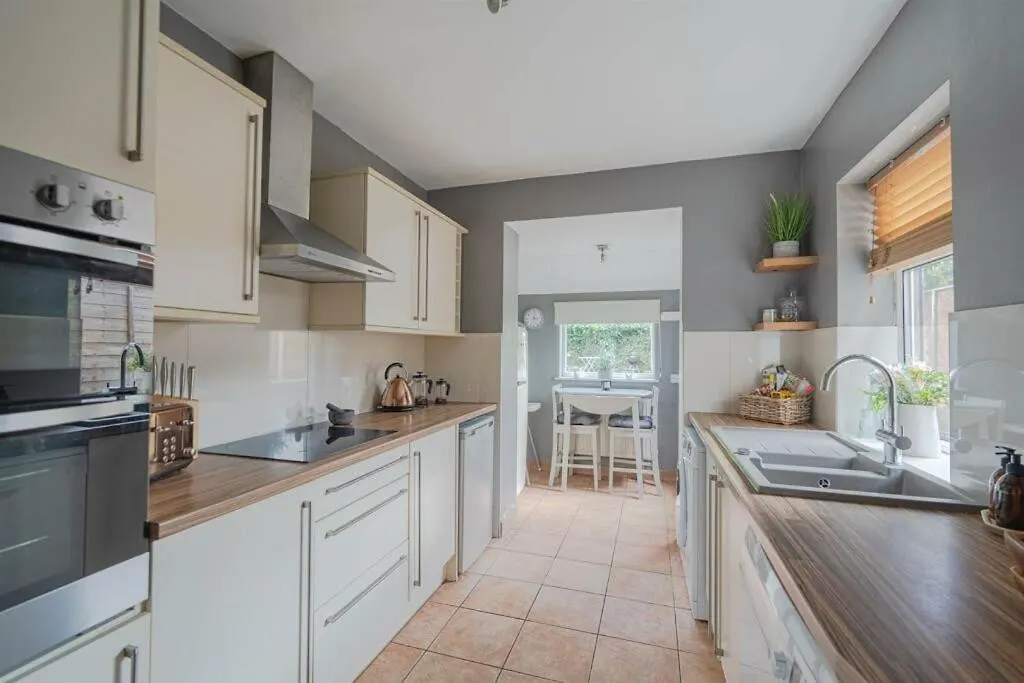 'Above & Beyond' Victorian Semi Parking Beach Garden Bournemouth Holiday home